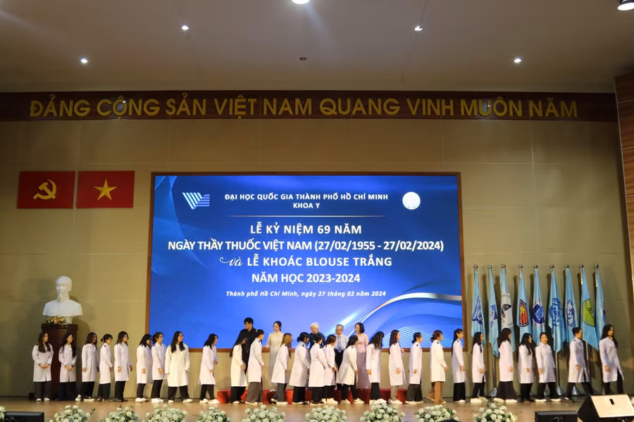 Sinh viên được khoác Blouse trắng. Ảnh: NTCC