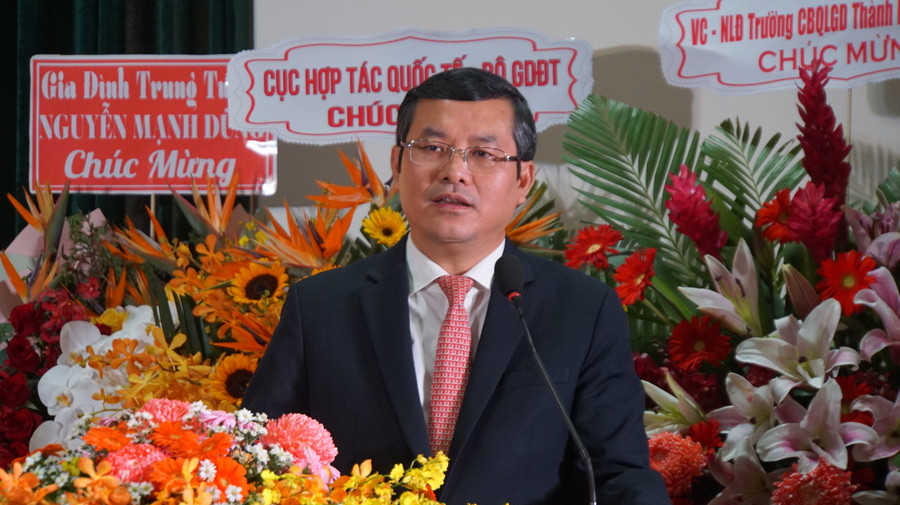 Thứ trưởng Bộ GD&amp;ĐT Nguyễn Văn Phúc phát biểu chúc mừng và giao nhiệm vụ cho tân Hiệu trưởng. Ảnh: Mạnh Tùng