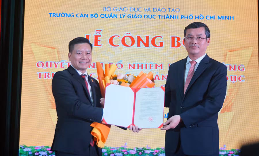 Thứ trưởng Bộ GD&ĐT Nguyễn Văn Phúc (phải) trao quyết định bổ nhiệm Hiệu trưởng cho TS Vũ Quảng. Ảnh: Mạnh Tùng