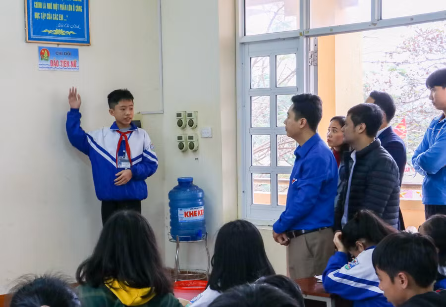 Học sinh tự tin giới thiệu về đảo Sinh Tồn - tên của lớp học mình