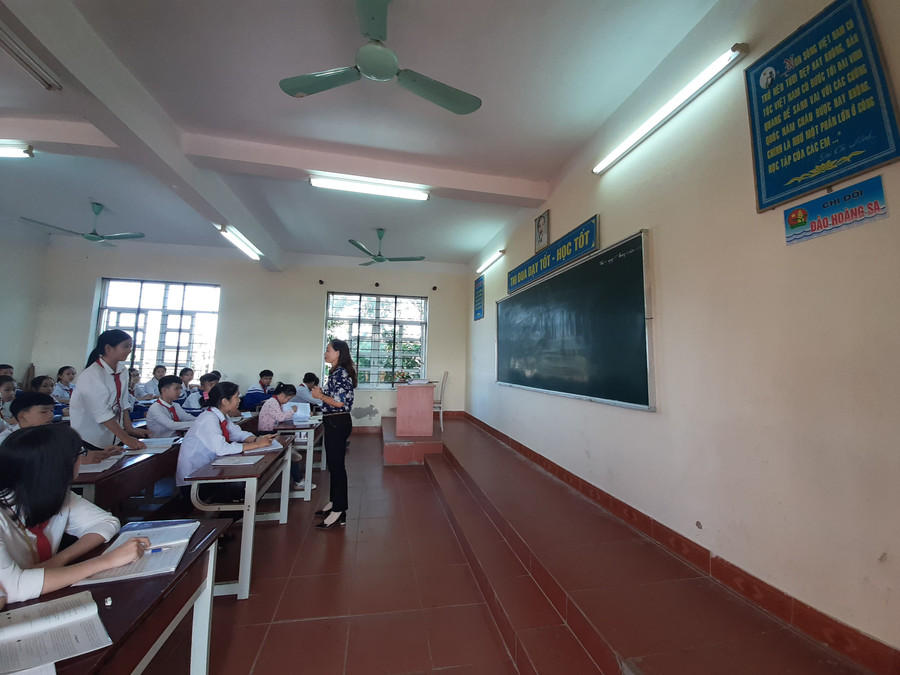 Tên các lớp đặt theo tên các hòn đảo, biển tên được gắn trên tường Tên các lớp đặt theo tên các hòn đảo, biển tên được gắn trên tường