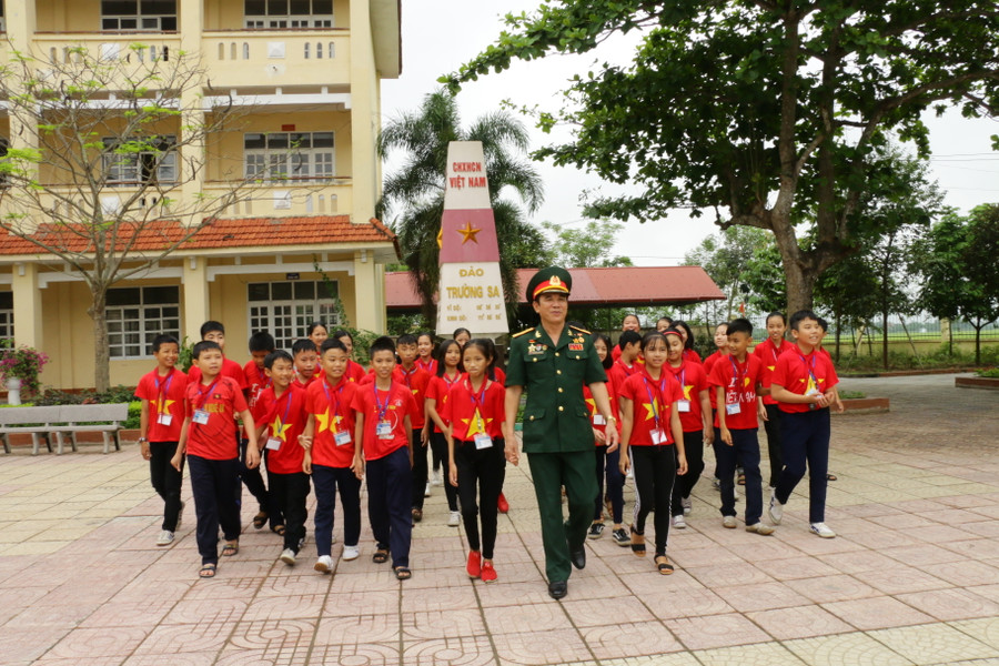 Cột mốc Trường Sa được xây dựng tại Trường THCS Kim Liên từ năm học 2015 - 2016