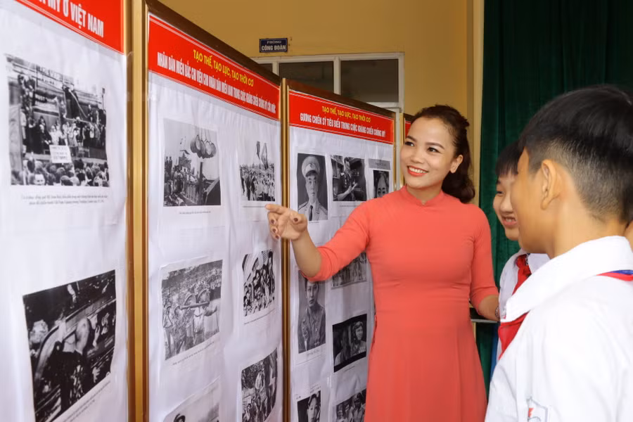 Cô trò Trường THCS Kim Liên trong dịp Triển lãm ảnh "Ngày hòa bình"