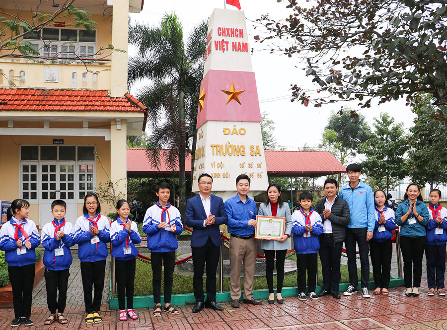 Tỉnh đoàn Nghệ An trao giấy khen cho Trường THCS Kim Liên Tỉnh đoàn Nghệ An trao giấy khen cho Trường THCS Kim Liên