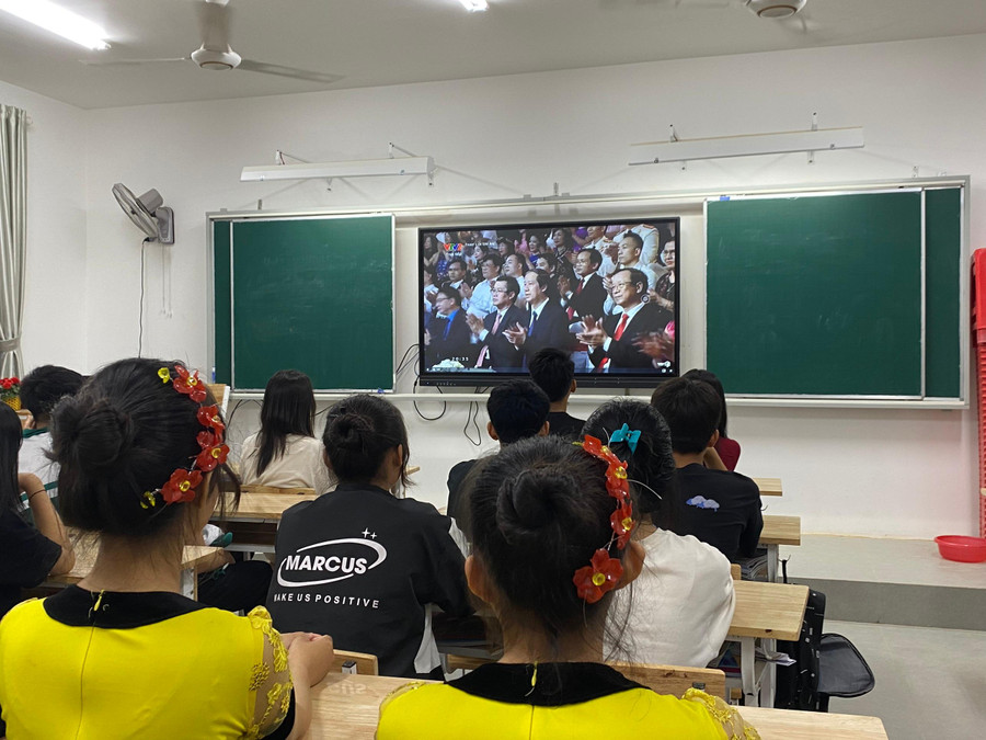Trường THPT Kỳ Sơn (huyện Kỳ Sơn, Nghệ An) mở ti vi trong các lớp học để học sinh cùng theo dõi chương trình Thay lời tri ân năm 2022. Trường THPT Kỳ Sơn (huyện Kỳ Sơn, Nghệ An) mở ti vi trong các lớp học để học sinh cùng theo dõi chương trình Thay lời tri ân năm 2022.