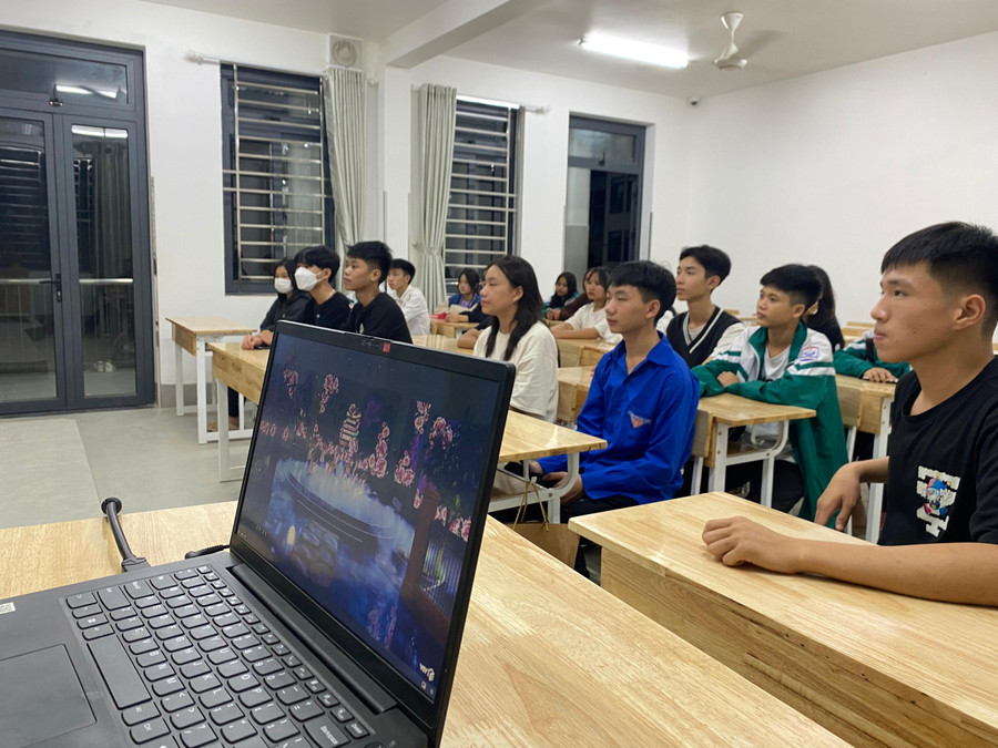 Đây là trường có phần lớn học sinh là con em đồng bào dân tộc thiểu số, trong đó nhiều em ở trong khu nội trú, với sự quản lý, chăm sóc của thầy cô giáo. Đây là trường có phần lớn học sinh là con em đồng bào dân tộc thiểu số, trong đó nhiều em ở trong khu nội trú, với sự quản lý, chăm sóc của thầy cô giáo.