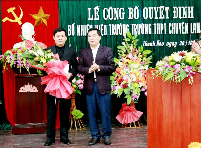 Ông Chu Anh Tuấn (trái) nhận quyết định bổ nhiệm Hiệu trưởng Trường THPT chuyên Lam Sơn vào ngày 30/11/2015 Ông Chu Anh Tuấn (trái) nhận quyết định bổ nhiệm Hiệu trưởng Trường THPT chuyên Lam Sơn vào ngày 30/11/2015