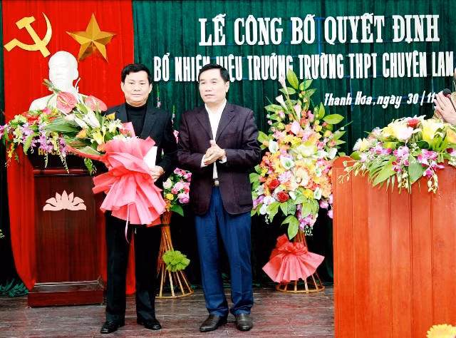Ông Chu Anh Tuấn (trái) nhận quyết định bổ nhiệm Hiệu trưởng Trường THPT chuyên Lam Sơn vào ngày 30/11/2015