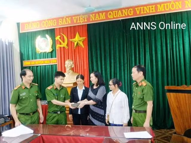 Công an huyện Nga Sơn chứng kiến việc bà Hiển trao lại số tiền cho chị Hoa.