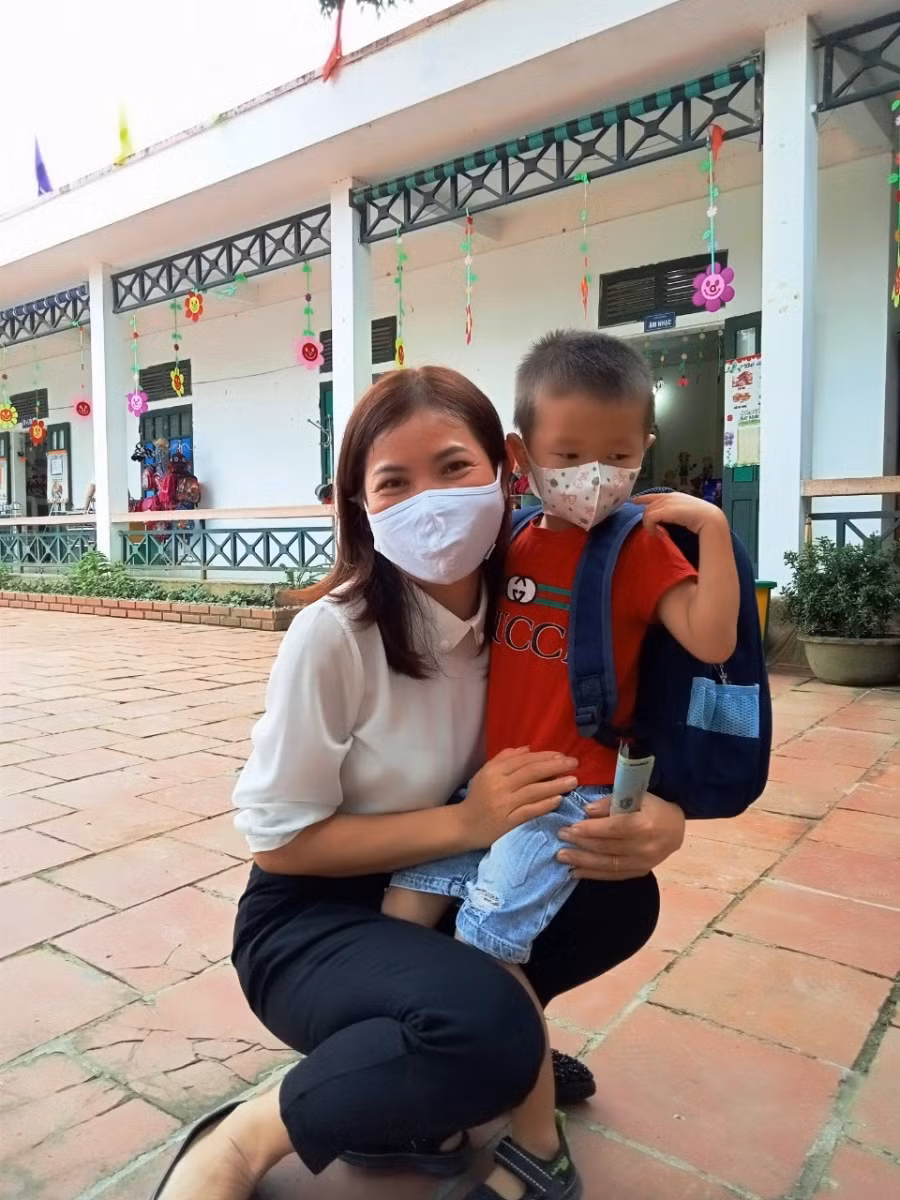 Cô giáo Trường Mầm non thị trấn Lang Chánh (Thanh Hóa) đón trẻ vào lớp.