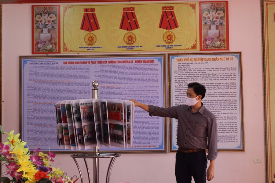 Phòng truyền thống của Trường THCS Nhữ Bá Sỹ - nơi lưu giữ nhiều thành tích xuất sắc của ngôi trường.