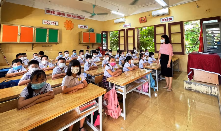 Buổi học đầu tiên của cô và trò Trường Tiểu học Minh Khai 1, TP Thanh Hóa.