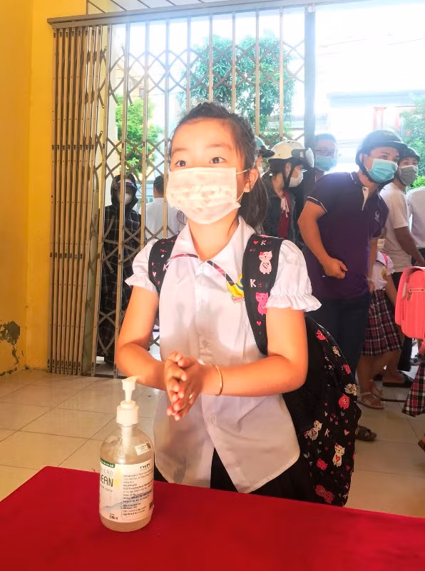 Học sinh Trường Tiểu học Minh Khai 1, TP Thanh Hóa tự sát khuẩn tay trước khi vào lớp.