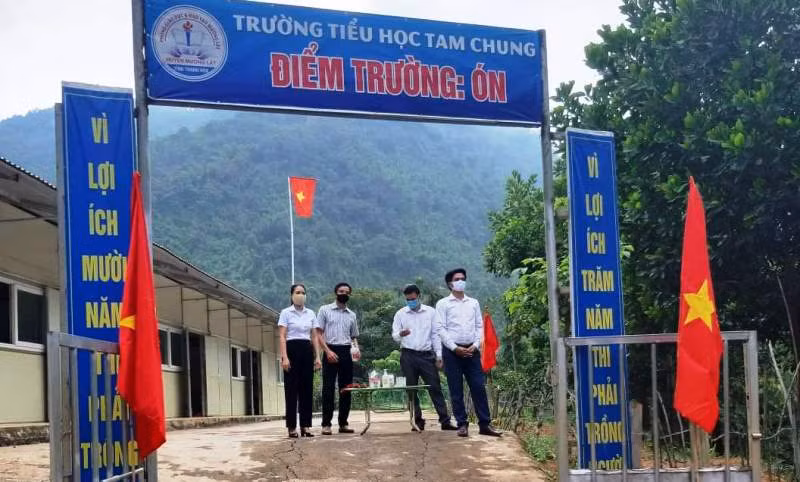 Các thầy, cô giáo ở điểm lẻ bản Ón- Trường Tiểu học Tam Chung (Mường Lát) đến trường thật sớm để đón học sinh.