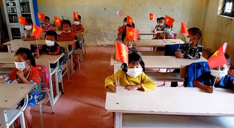 Học sinh lớp 1, Trường Tiểu học Tam Chung (Mường Lát) đến trường buổi đầu tiên.