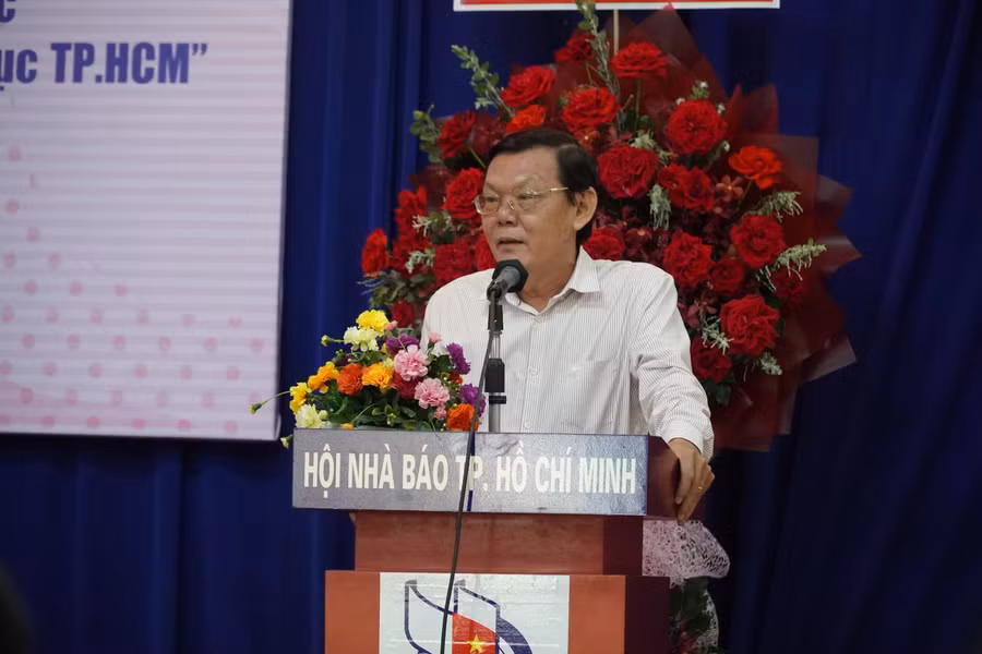 Chủ tịch Hội Nhà báo TPHCM phát biểu tại lễ ra mắt Câu lạc bộ Phóng viên Giáo dục TPHCM. Ảnh: Mạnh Tùng