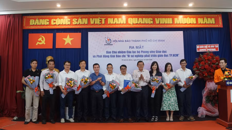 Ban chủ nhiệm lâm thời Câu lạc bộ Phóng viên Giáo dục TPHCM. Ảnh: Mạnh Tùng