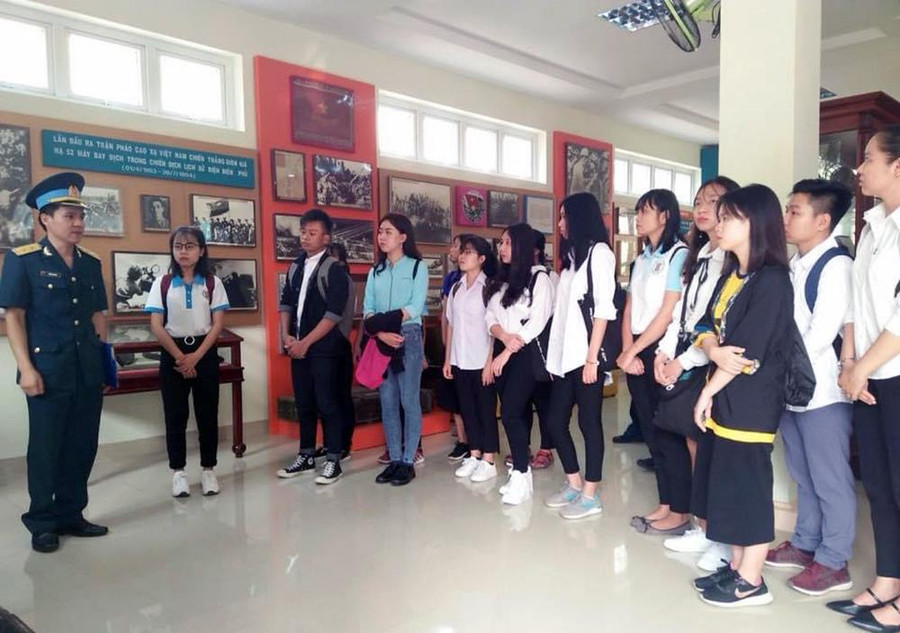 Giờ học thực tế tại Bảo tàng của sinh viên chuyên ngành Lịch sử Việt Nam, Trường ĐH KHXH&NV, ĐHQG-HCM Giờ học thực tế tại Bảo tàng của sinh viên chuyên ngành Lịch sử Việt Nam, Trường ĐH KHXH&NV, ĐHQG-HCM