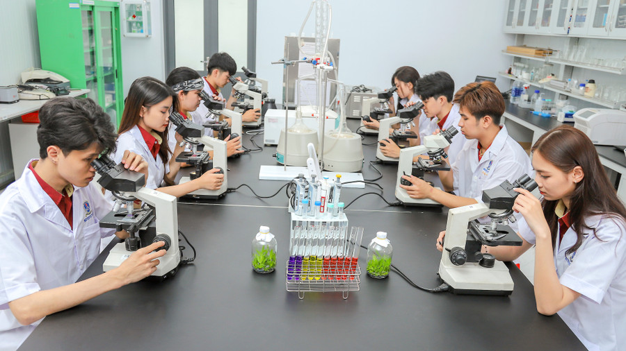 Sinh viên Trường Đại học Nguyễn Tất Thành trong phòng thí nghiệm. Ảnh: NTTU Sinh viên Trường Đại học Nguyễn Tất Thành trong phòng thí nghiệm. Ảnh: NTTU