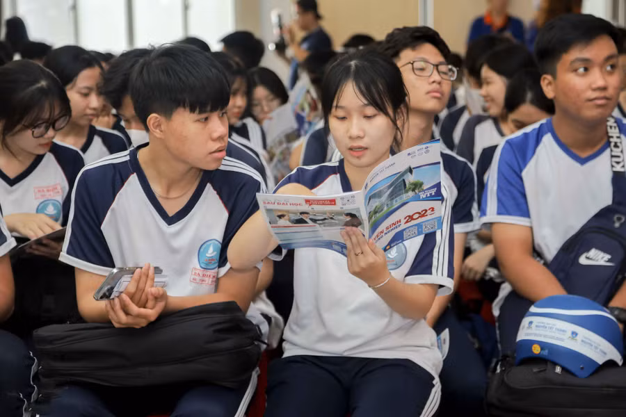 Học sinh tìm hiểu thông tin tuyển sinh Trường Đại học Nguyễn Tất Thành. Ảnh: NTTU