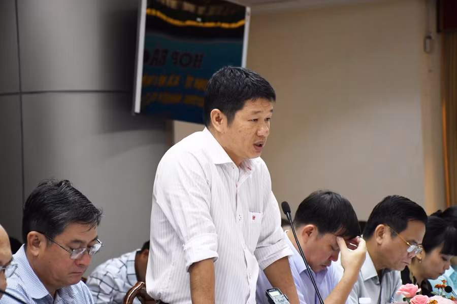 Ông Đỗ Đăng Bảo Linh, Phó Giám đốc Sở GD&ĐT, trả lời câu hỏi của cơ quan báo chí. (Ảnh: Hoàng Phúc)