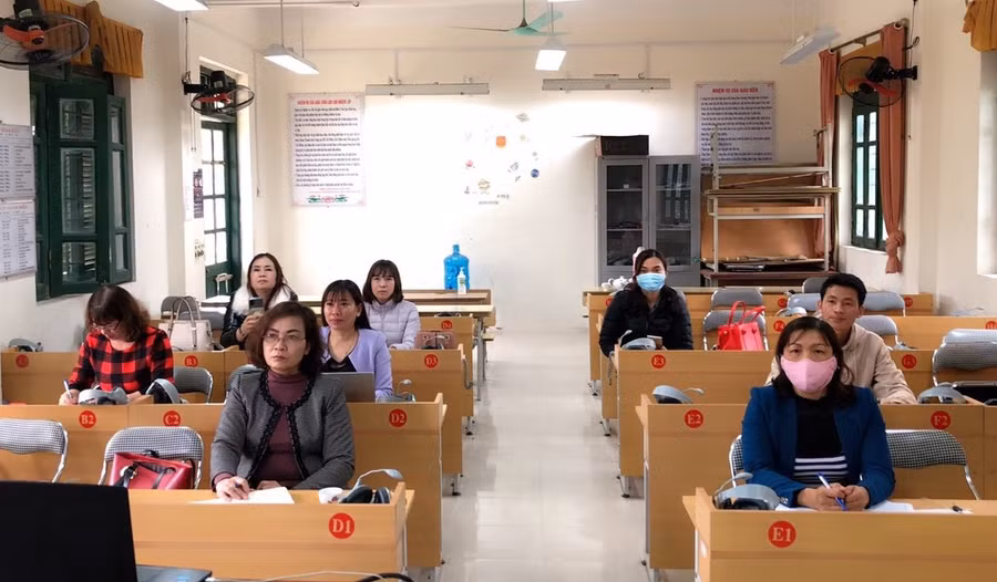 Hiệu trưởng Trường TH Ngọc Thanh C (trên cùng bên trái) trong buổi sinh hoạt chuyên môn với giáo viên cốt cán nhà trường. Ảnh tư liệu