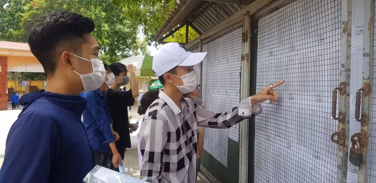 Thí sinh đến sớm để đối chiếu thông tin.