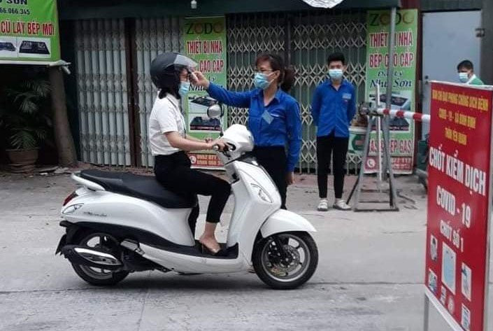Cô giáo Nguyễn Thị Thương hỗ trợ chốt kiểm soát dịch tại thôn Yên Quán, xã Bình Định, huyện Yên Lạc