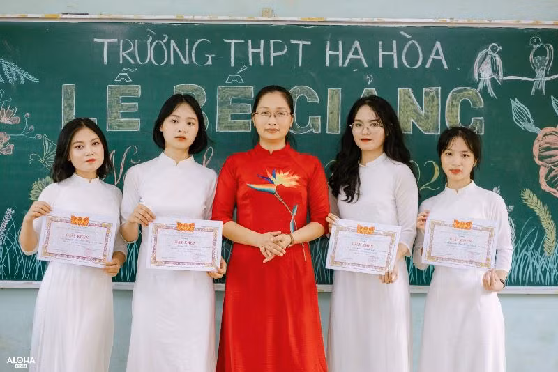 Em Trần Thu Nhật (thứ hai từ trái sang) cùng cô giáo chủ nhiệm và các bạn nhận giấy khen trong buổi bế giảng năm học