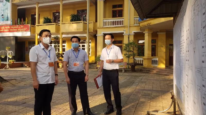 Phó Chủ tịch UBND tỉnh Vĩnh Phúc Vũ Việt Văn (ngoài cùng bìa trái) kiểm tra công tác tổ chức thi tốt nghiệp tại điểm thi Trường THPT Vĩnh Yên