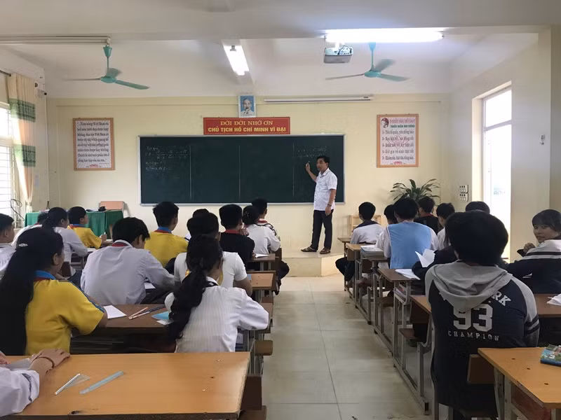 Thầy Lê Huy Minh – Hiệu trưởng Trường THCS Hợp Lý trong giờ lên lớp. Ảnh tư liệu