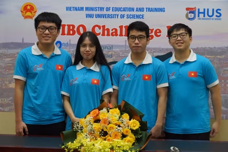 Em Hà Mạnh Duy (thứ 2 từ trái qua) và các thành viên đội tuyển Việt Nam dự thi Olympic Sinh học quốc tế 2021