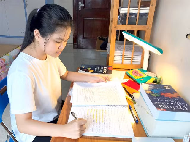 Em Dương Phương Anh thủ khoa lớp chuyên Anh Trường THPT Chuyên Hùng Vương