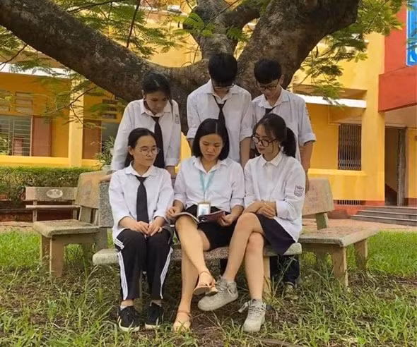 Cô giáo Nguyễn Quỳnh Ngân (ngồi giữa) cùng học sinh Trường THPT Vĩnh Yên (Vĩnh Phúc). Ảnh tư liệu
