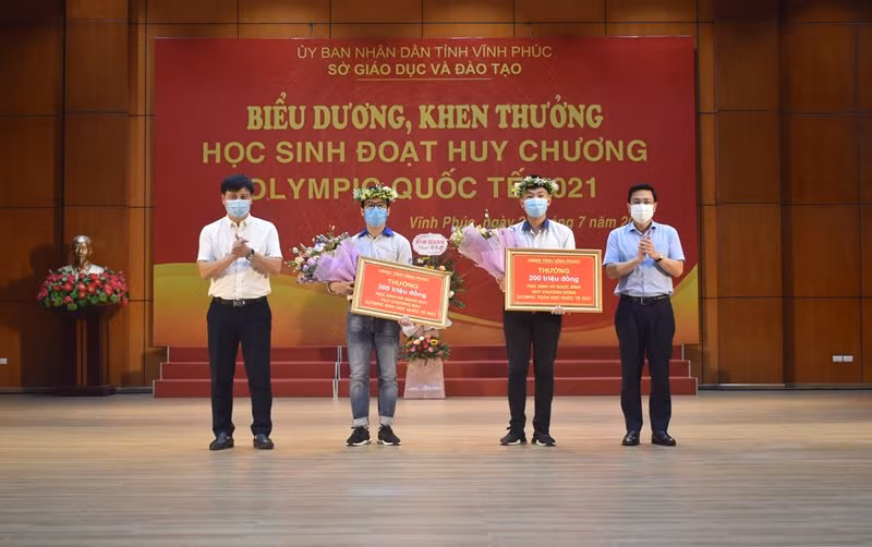 Lãnh đạo tỉnh Vĩnh Phúc trao thưởng cho học sinh đoạt huy chương Olympic quốc tế 2021