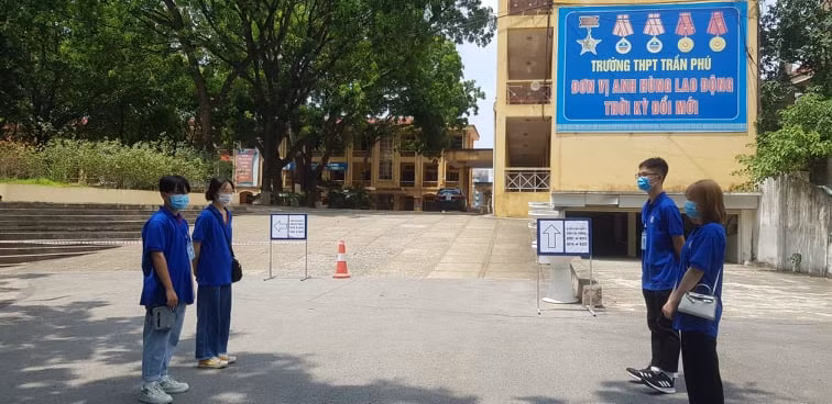 Tình nguyện viên tiếp sức mùa thi được chia thành các nhóm nhỏ làm nhiệm vụ.