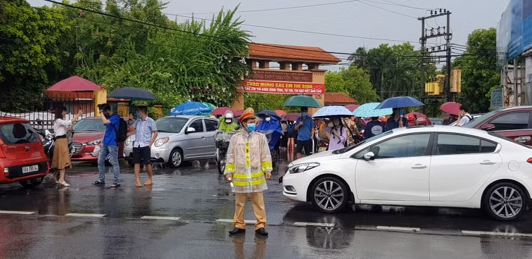 Trời mưa đã ảnh hưởng đôi chút đến việc di chuyển của thí sinh