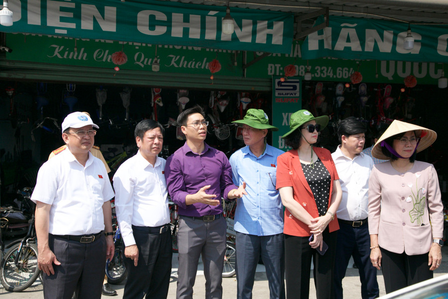 Đoàn Giám sát thị sát một số "điểm nóng" giao thông ở Đồng Nai. (Ảnh: H.P). Đoàn Giám sát thị sát một số "điểm nóng" giao thông ở Đồng Nai. (Ảnh: H.P).