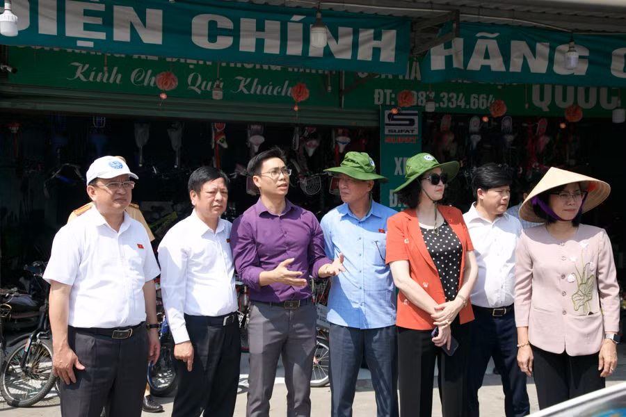 Đoàn Giám sát thị sát một số "điểm nóng" giao thông ở Đồng Nai. (Ảnh: H.P).