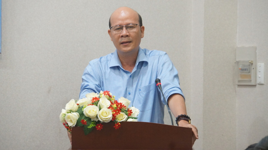 PGS.TS Bùi Thanh Truyền trình bày tham luận về giáo dục thẩm mỹ nhìn từ góc độ văn học. Ảnh: Mạnh Tùng