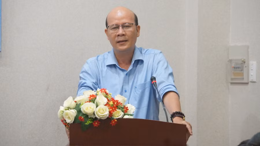 PGS.TS Bùi Thanh Truyền trình bày tham luận về giáo dục thẩm mỹ nhìn từ góc độ văn học. Ảnh: Mạnh Tùng