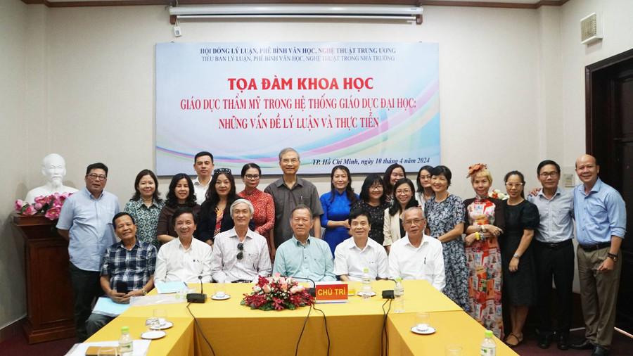 Các nhà khoa học, nhà nghiên cứu tham dự tọa đàm. Ảnh: Mạnh Tùng