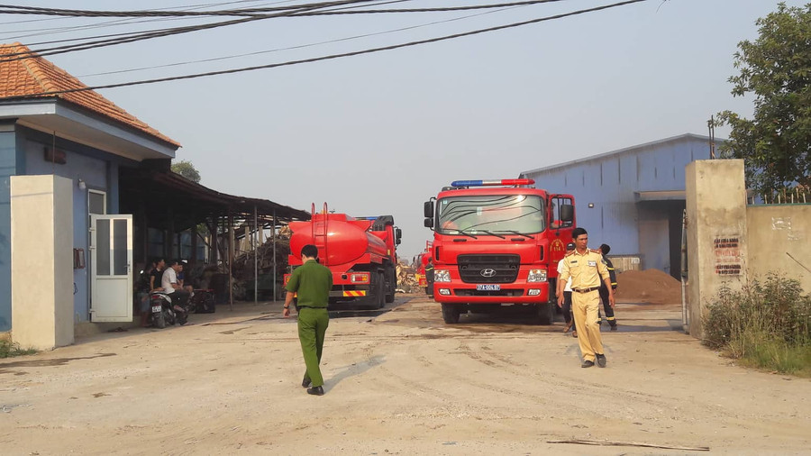 Xe cứu hỏa điều đến hiện trường chữa cháy