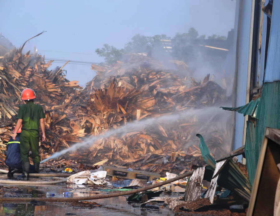 Sau hơn 2 tiếng, đám cháy đã được khống chế.