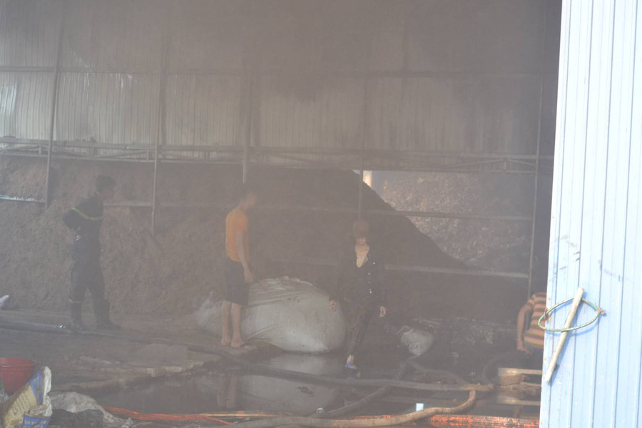 Không gây thiệt hại về người nhưng hỏa hoạn khiến nhiều thiết bị, máy móc, nguyên liệu tại nhà xưởng bị thiêu rụi, hư hỏng.