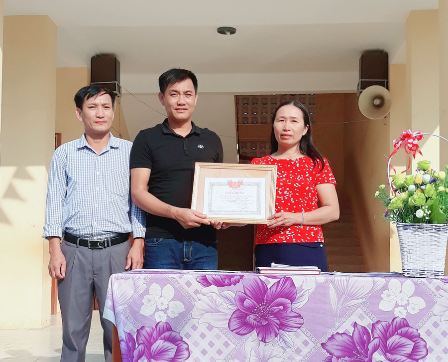 Ban giám hiệu Trường Tiểu học Hùng Thành (Yên Thành) tuyên dương thầy Nguyễn Duy Trình dũng cảm cứu người đuối nước trong lễ chào cờ đầu tuần ngày 30/9. Ban giám hiệu Trường Tiểu học Hùng Thành (Yên Thành) tuyên dương thầy Nguyễn Duy Trình dũng cảm cứu người đuối nước trong lễ chào cờ đầu tuần ngày 30/9.