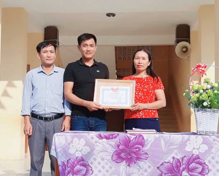 Ban giám hiệu Trường Tiểu học Hùng Thành (Yên Thành) tuyên dương thầy Nguyễn Duy Trình dũng cảm cứu người đuối nước trong lễ chào cờ đầu tuần ngày 30/9.