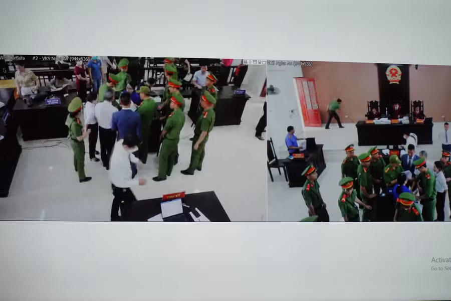 Bị cáo Lê Thị Dung được lực lượng chức năng đưa đến phiên tòa xét xử phúc thẩm. (Ảnh: Hồ Lài)