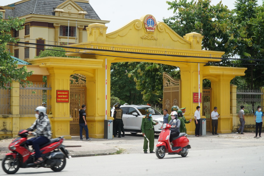 Lực lượng chức năng bảo vệ phiên tòa xét xử phúc thẩm xét xử cựu giám đốc Trung tâm GDTX huyện Hưng Nguyên, Nghệ An. Ảnh: Hồ Lài. Lực lượng chức năng bảo vệ phiên tòa xét xử phúc thẩm xét xử cựu giám đốc Trung tâm GDTX huyện Hưng Nguyên, Nghệ An. Ảnh: Hồ Lài.