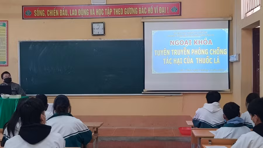 Tuyên truyền phòng chống tác hại của thuốc lá được lồng ghép trong tiết sinh hoạt tại Trường THPT Long Châu Sa